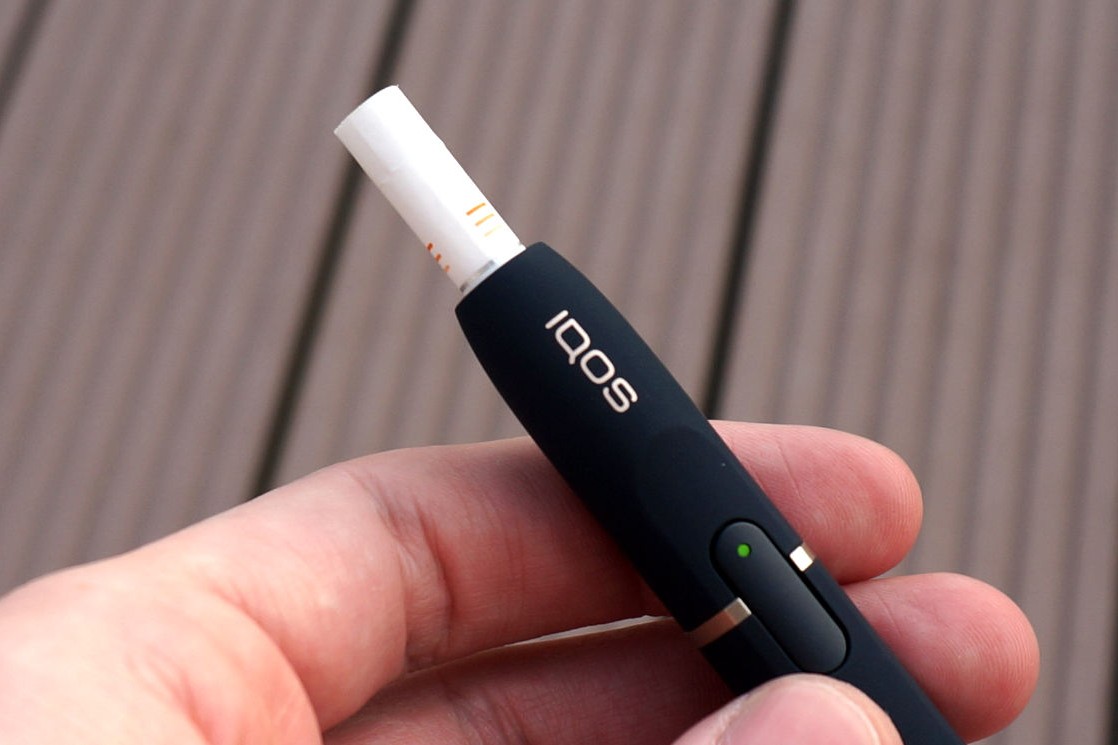delia-sticks-iqos-mit-stick-hand