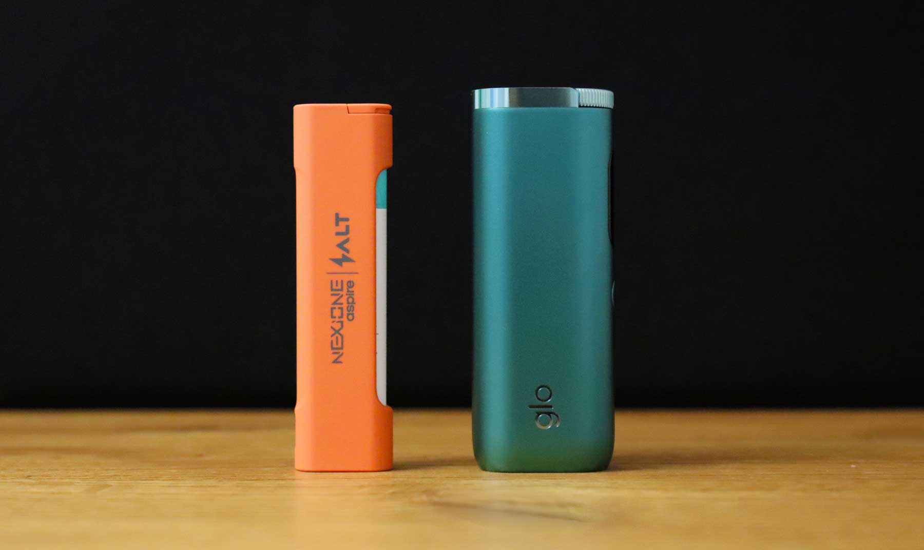 Nexione-Salt-steht-neben-dem-Tabakerhitzer-glo-Hyper-Pro