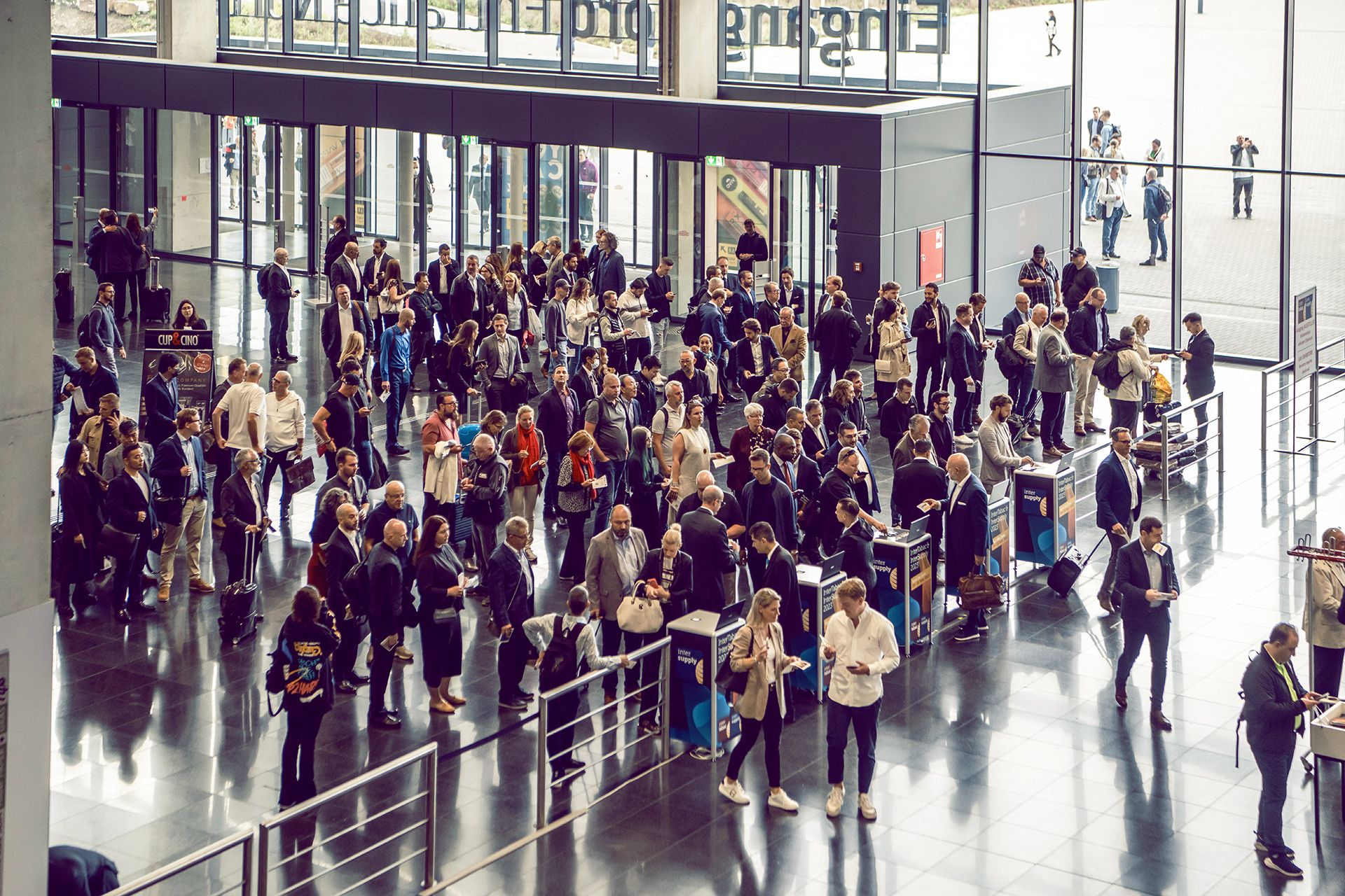 Menschen-beim-Einlass-zur-InterTabac-Messe-in-Dortmund